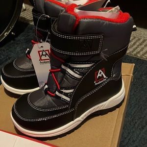 9 Little kids. Avalance snow boots. New, never worn.